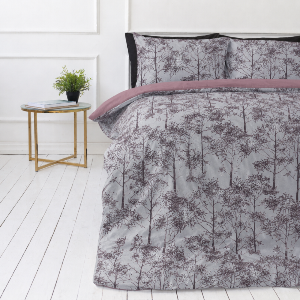 Premium satin bettwäsche set "Silent Grove". Lila Bettwäsche, 135/140x200 cm, 200x200 cm, 200x220 cm. Bettwäsche im sanften, naturinspirierten waldmotiv.