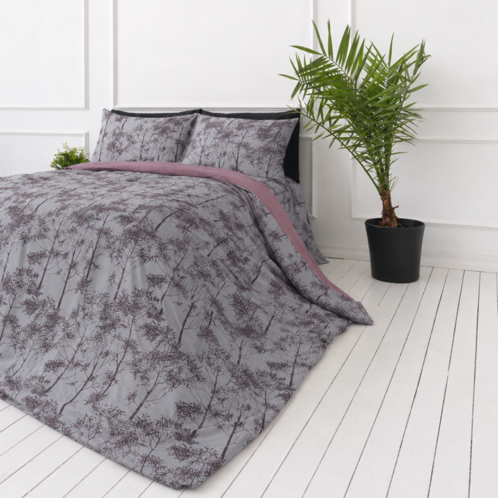 Premium satin bettwäsche set "Silent Grove". Lila Bettwäsche, 135/140x200 cm, 200x200 cm, 200x220 cm. Elegantes bettwäsche-set mit baumdesign und rosafarbener innenseite.