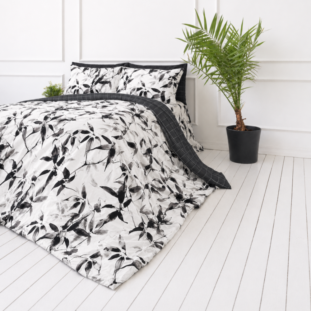 Premium satin bettwäsche set "Smoky Petals". Bettwäsche 155x200, 135/140x200 cm, 150x200 cm, 155/160x200 cm, 180x200 cm, 200x200 cm, 200x220 cm. Bettwäsche-set mit künstlerischem blättermotiv auf weißem hintergrund. Premium satin bettwäsche set "Smoky Petals". Bettwäsche 155x200, 135/140x200 cm, 150x200 cm, 155/160x200 cm, 180x200 cm, 200x200 cm, 200x220 cm. Bettwäsche-set mit künstlerischem blättermotiv auf weißem hintergrund.