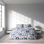 Satin bettwäsche set "Skyward". Bettwäsche aus Satin, 200x200 cm, 200x220 cm. Gelassenes weißes bettzeug mit reichlich blauen blumenmotiven, die eine friedliche gartenatmosphäre heraufbeschwören