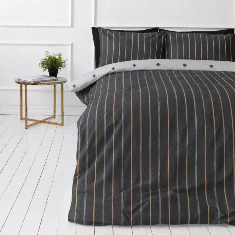 Satin bettwäsche set "Tones". Bettwäsche 155x200, 135/140x200 cm, 200x200 cm, 200x220 cm. Modernne tumehall voodipesu komplekt, millel on stiilsed vertikaalsed jooned halli, valge ja oranži värvipaletis.