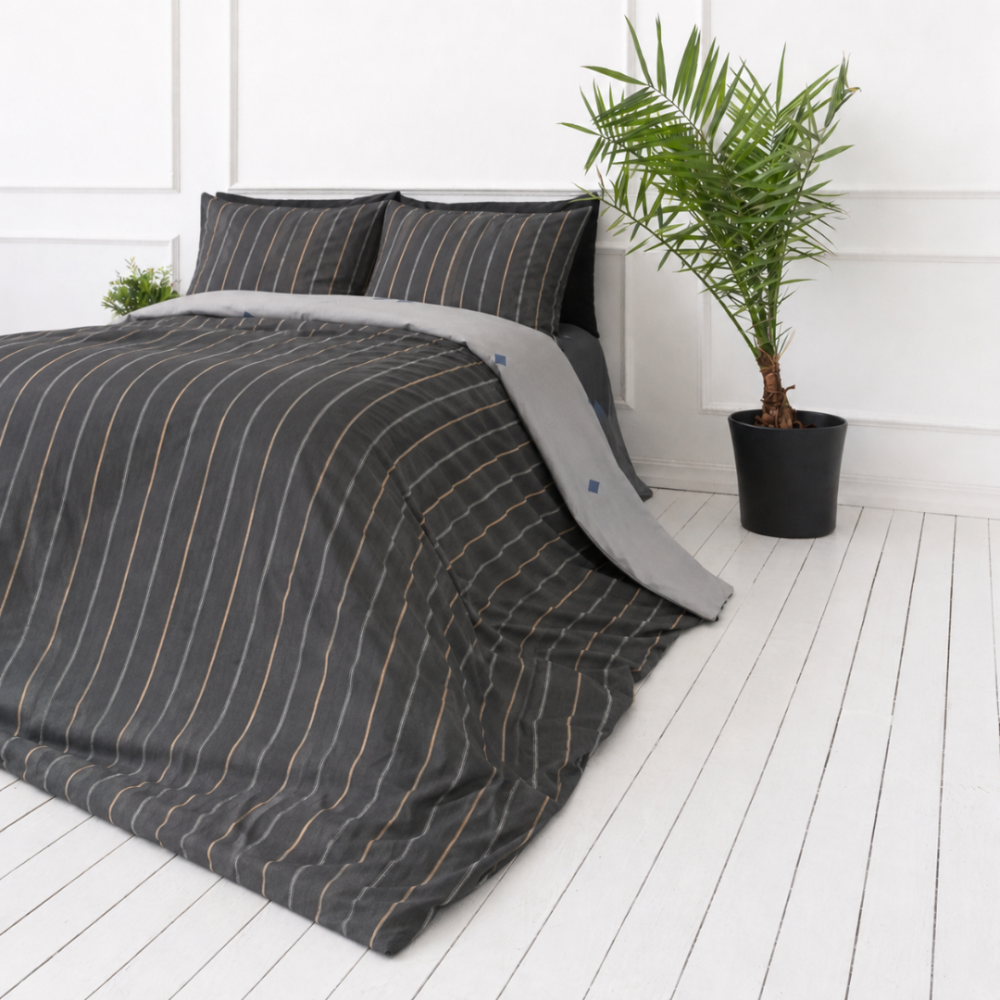 Satin bettwäsche set "Tones". Bettwäsche 155x200, 135/140x200 cm, 200x200 cm, 200x220 cm. Elegantne tumehall vertikaalsete joontega voodipesu, mis on rõhutatud halli, valge ja peene oranži tooniga