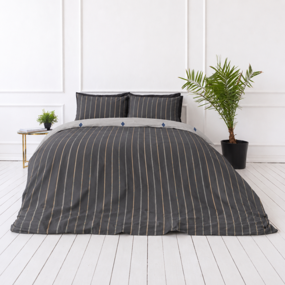 Satin bettwäsche set "Tones". Bettwäsche 155x200, 135/140x200 cm, 200x200 cm, 200x220 cm. Moderne bettwäsche in dunkelgrau mit schicken vertikalen linien in grau, weiß und einem hauch von orange