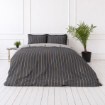 Satin bettwäsche set "Tones". Bettwäsche 155x200, 135/140x200 cm, 200x200 cm, 200x220 cm. Moderne bettwäsche in dunkelgrau mit schicken vertikalen linien in grau, weiß und einem hauch von orange