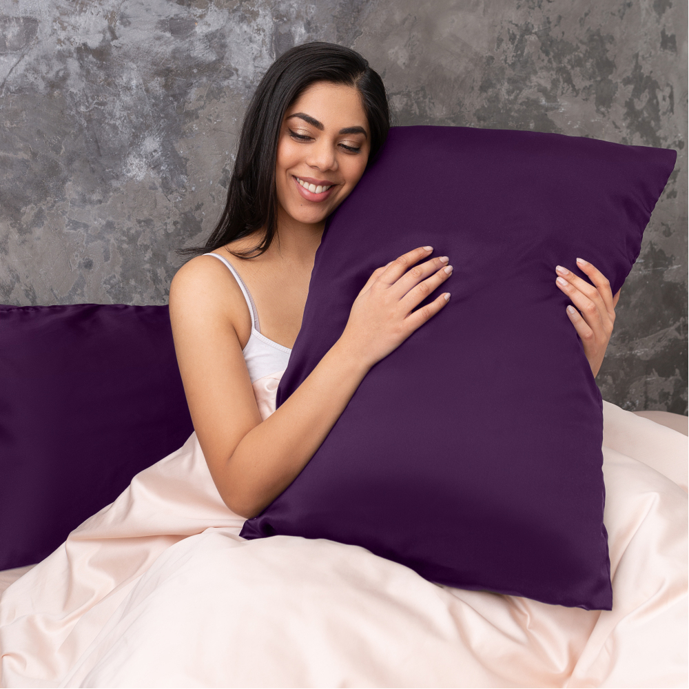 Der Seidenkissenbezug "Heather". Seidenkissenbezug. Eleganter dunkelvioletter seidenkissenbezug, weich und geschmeidig, für ein luxuriöses gefühl und eine erholsame nachtruhe.