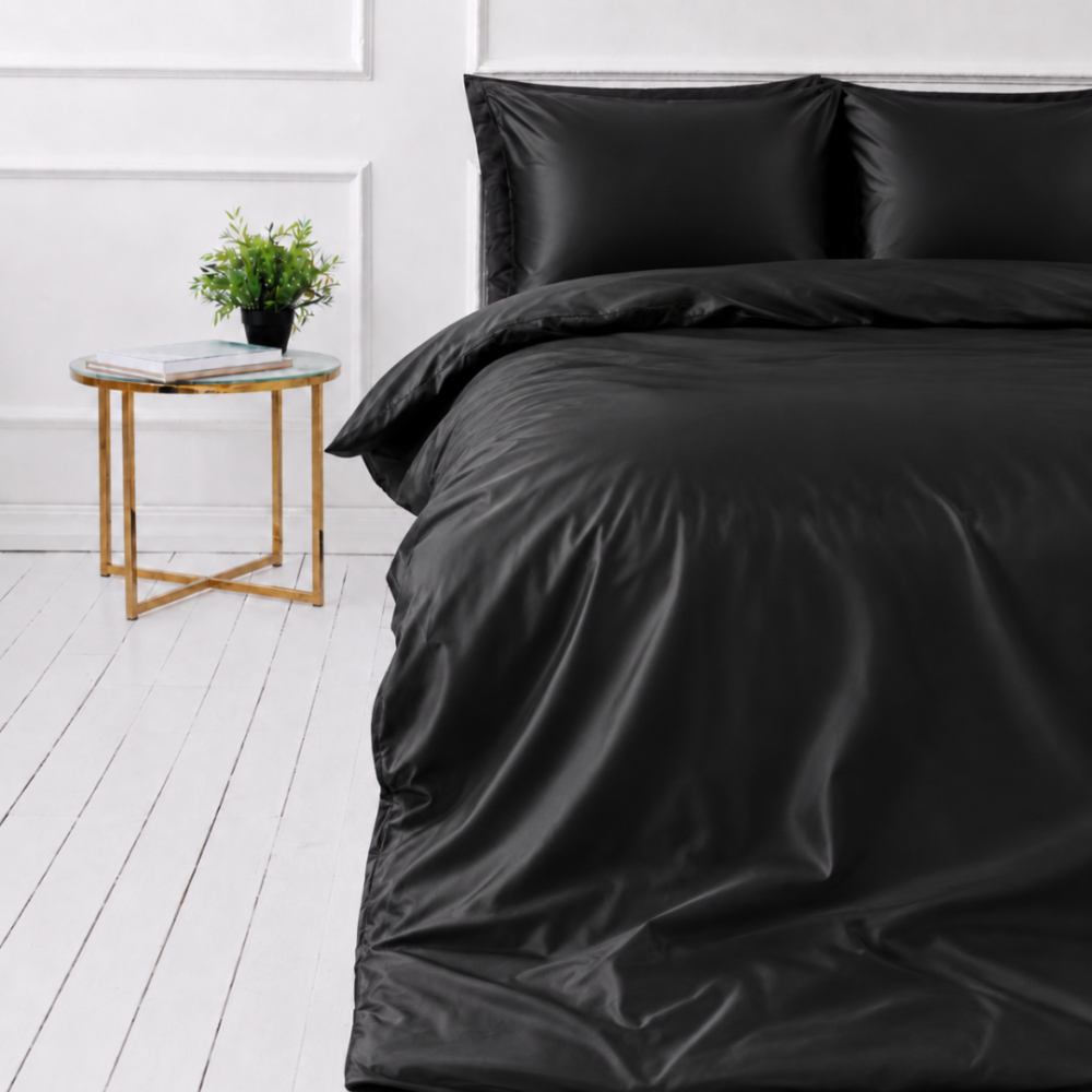 Seidenbettwäsche set "Onyx Silk". Bettwäsche einfarbig, 200x220 cm. Luxuriöses schwarzes seidenbettwäsche-set mit tiefem glanz und weichen falten. Seidenbettwäsche set "Onyx Silk". Bettwäsche einfarbig, 200x220 cm. Luxuriöses schwarzes seidenbettwäsche-set mit tiefem glanz und weichen falten.
