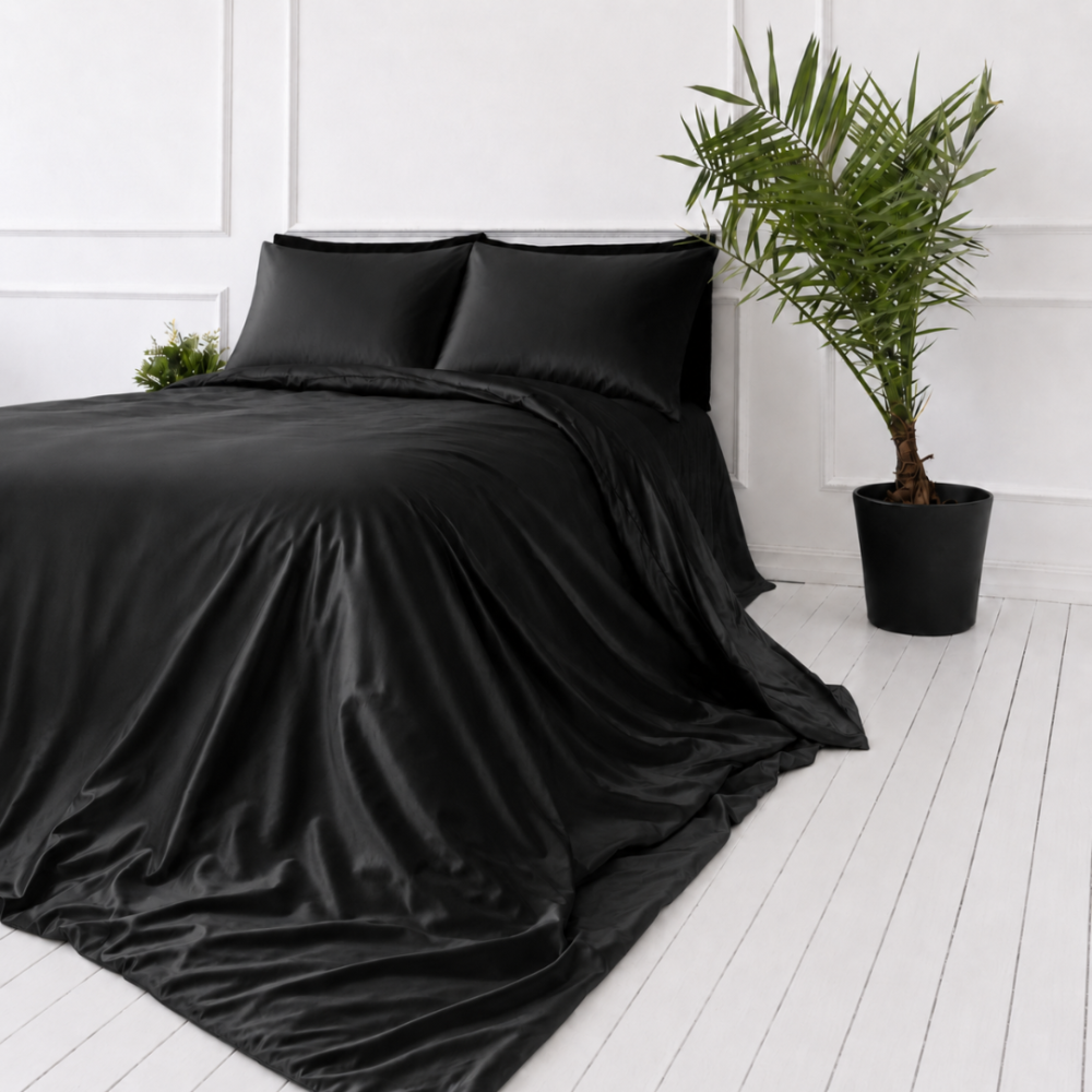 Seidenbettwäsche set "Onyx Silk". Bettwäsche einfarbig, 200x220 cm. Minimalistisches schwarzes satinbettwäsche-set, das luxus und zarte seidentextur ausstrahlt. Seidenbettwäsche set "Onyx Silk". Bettwäsche einfarbig, 200x220 cm. Minimalistisches schwarzes satinbettwäsche-set, das luxus und zarte seidentextur ausstrahlt.