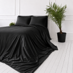 Seidenbettwäsche set "Onyx Silk". Bettwäsche einfarbig, 200x220 cm. Minimalistisches schwarzes satinbettwäsche-set, das luxus und zarte seidentextur ausstrahlt. Seidenbettwäsche set "Onyx Silk". Bettwäsche einfarbig, 200x220 cm. Minimalistisches schwarzes satinbettwäsche-set, das luxus und zarte seidentextur ausstrahlt.