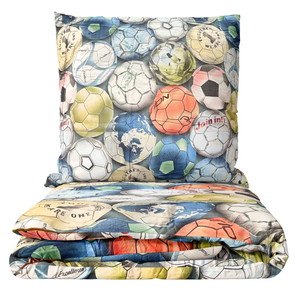 Kinderbettwäsche set "Football Frenzy". Kinderbettwäsche, 135/140x200 cm. Fußball mit toren und stadionbeleuchtung – dynamisches und verspieltes design für kinder, die fußball lieben.