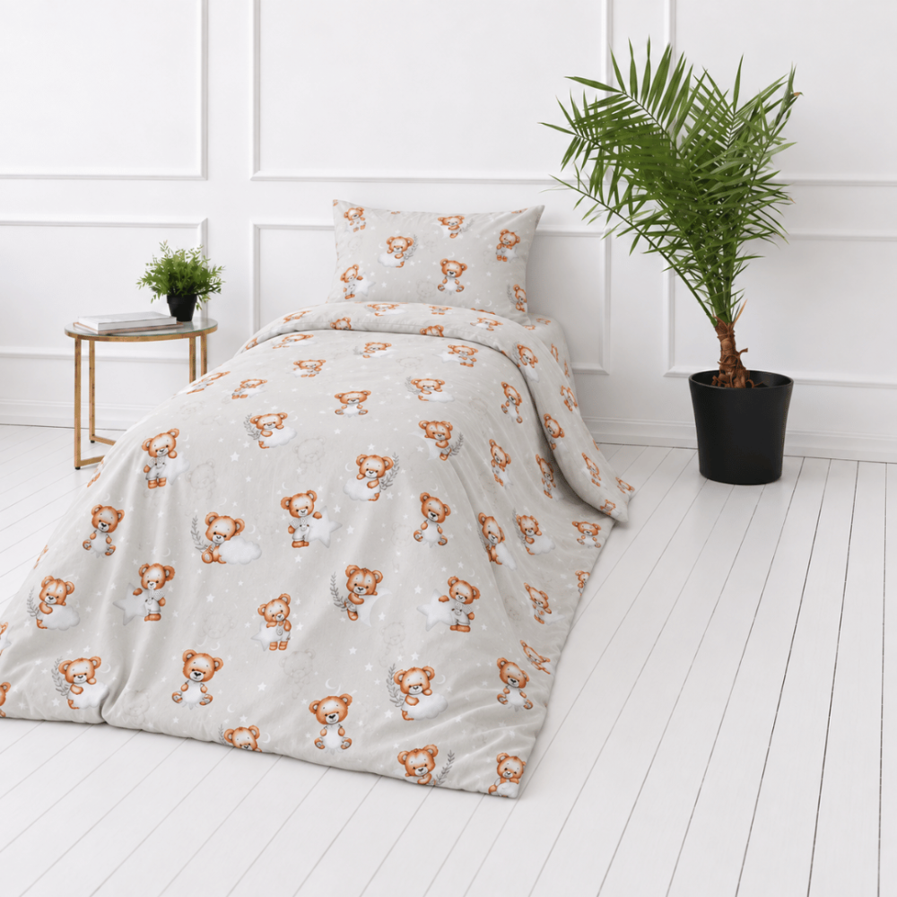Kinderbettwäsche "Bear". Bettwäsche 155x200, 100x140 cm, 135/140x200 cm, 155x220 cm, 160x200 cm. Hellgraue bettwäsche mit teddybärmotiven und einem feinen muster aus weißen sternchen. Kinderbettwäsche "Bear". Bettwäsche 155x200, 100x140 cm, 135/140x200 cm, 155x220 cm, 160x200 cm. Hellgraue bettwäsche mit teddybärmotiven und einem feinen muster aus weißen sternchen.