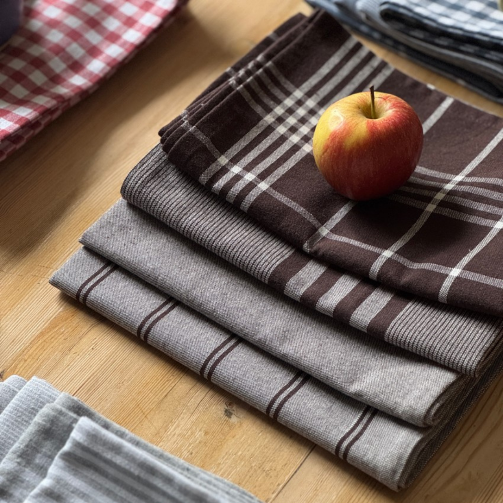 Küchentücher „Urban Kitchen Towel“. Geschirrtücher. Küchentuch mit grauem grund und braunen dekorativen linien Küchentücher „Urban Kitchen Towel“. Geschirrtücher. Küchentuch mit grauem grund und braunen dekorativen linien