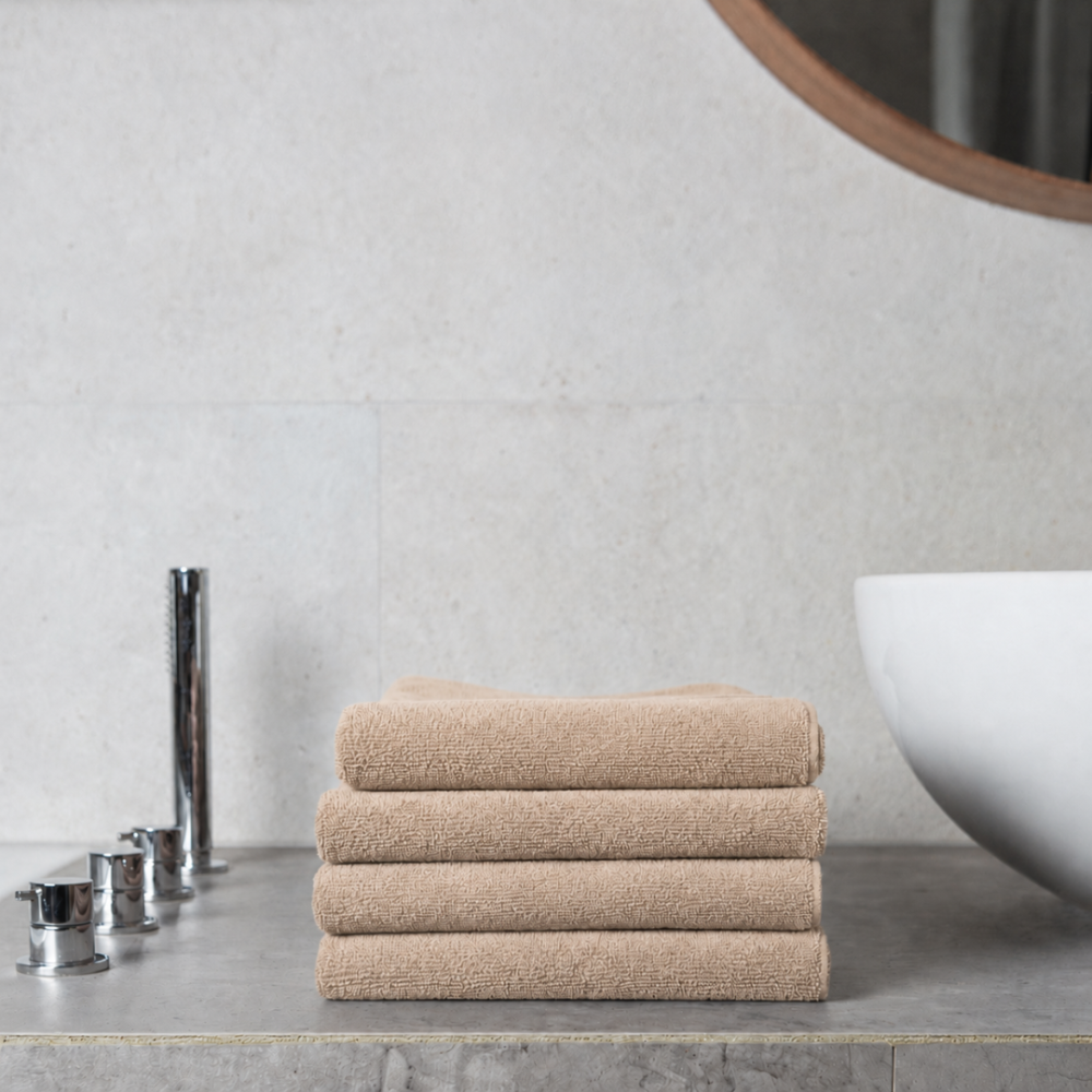Badetuch „Almond Softness“, 70x140 cm. Handtuch in neutralem sandton mit weicher textur Badetuch „Almond Softness“, 70x140 cm. Handtuch in neutralem sandton mit weicher textur