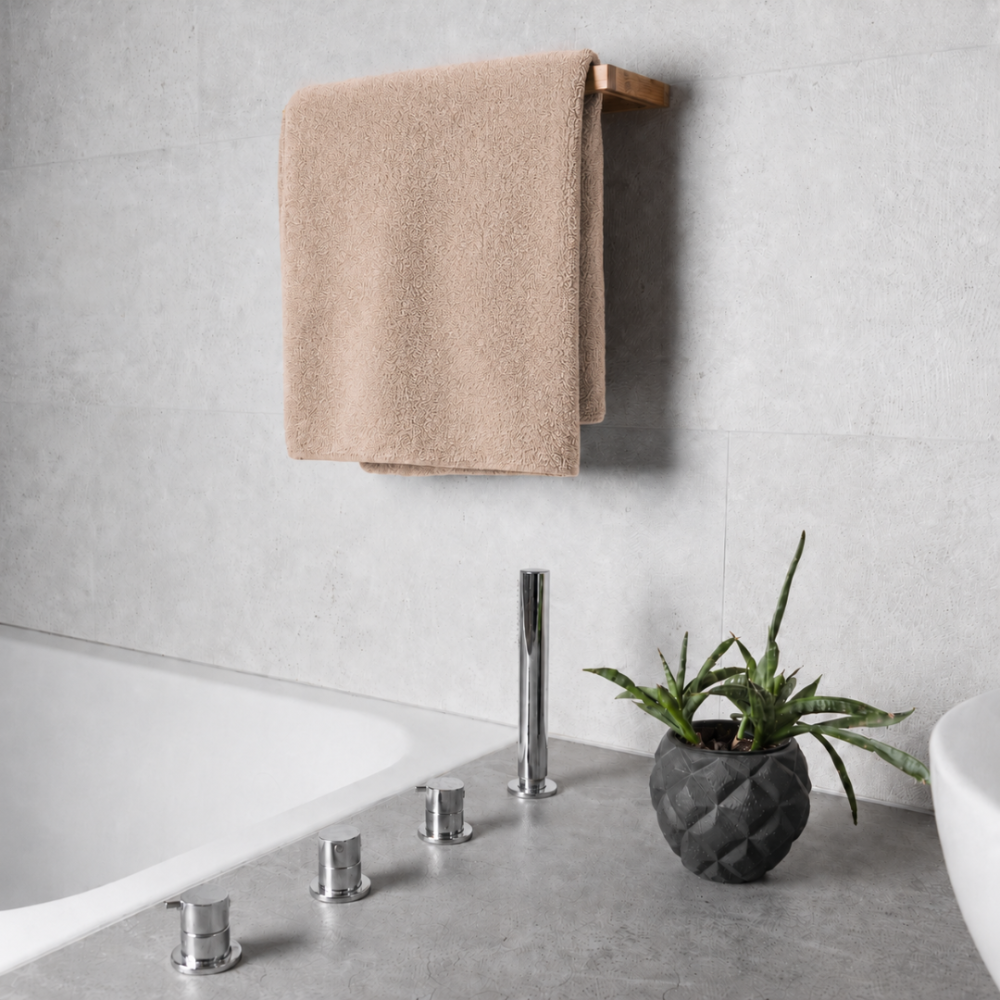 Badetuch „Almond Softness“, 70x140 cm. Handtuch in cremefarbenem sandton mit sanfter reliefoberfläche Badetuch „Almond Softness“, 70x140 cm. Handtuch in cremefarbenem sandton mit sanfter reliefoberfläche