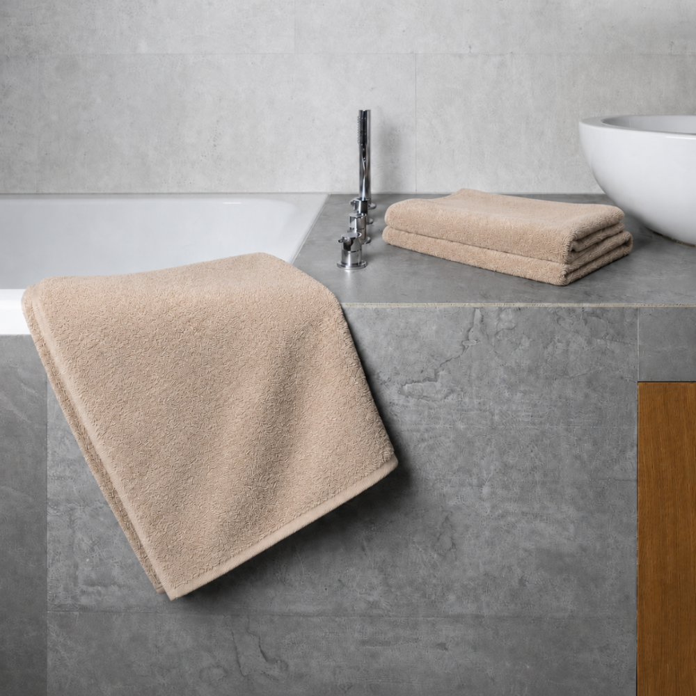 Badetuch „Almond Softness“, 70x140 cm. Elegantes hellbraunes handtuch mit dezentem muster Badetuch „Almond Softness“, 70x140 cm. Elegantes hellbraunes handtuch mit dezentem muster