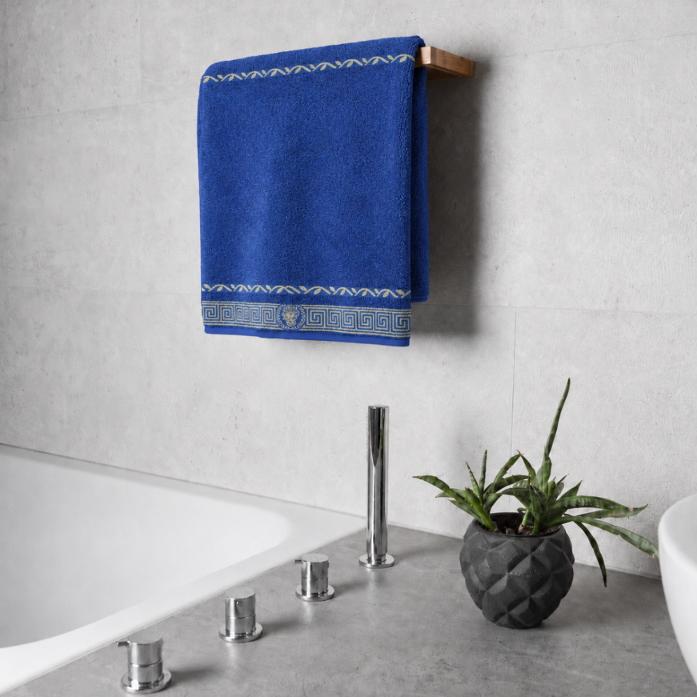 Badetuch „Blue olympian“, 50x100 cm, 70x140 cm. Luxuriöses handtuch, das sich durch ein einzigartiges muster und hochwertiges material auszeichnet. Badetuch „Blue olympian“, 50x100 cm, 70x140 cm. Luxuriöses handtuch, das sich durch ein einzigartiges muster und hochwertiges material auszeichnet.