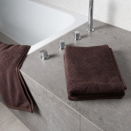 Badetuch „Brown towel“, 70x140 cm. Gefaltetes handtuch in schokoladenbrauner farbe Badetuch „Brown towel“, 70x140 cm. Gefaltetes handtuch in schokoladenbrauner farbe