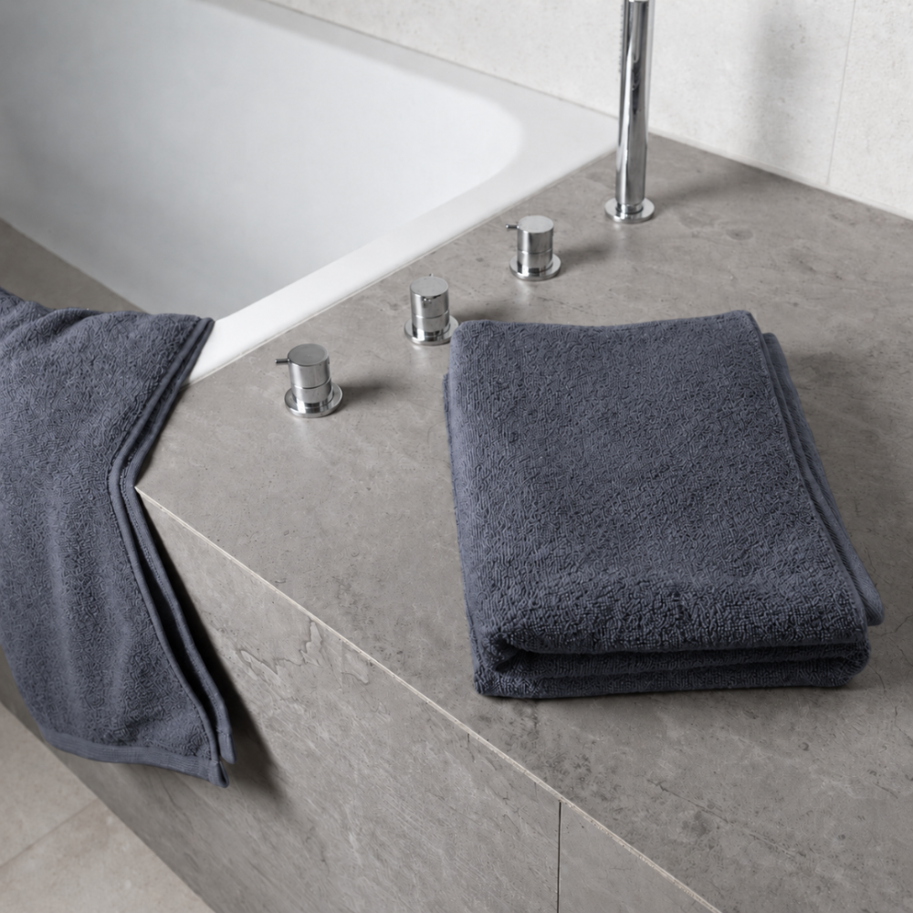 Badetuch „Grey towel“, 70x140 cm. Handtuch in einheitlichem grau mit dezenter oberfläche