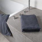 Badetuch „Grey towel“, 70x140 cm. Handtuch in einheitlichem grau mit dezenter oberfläche