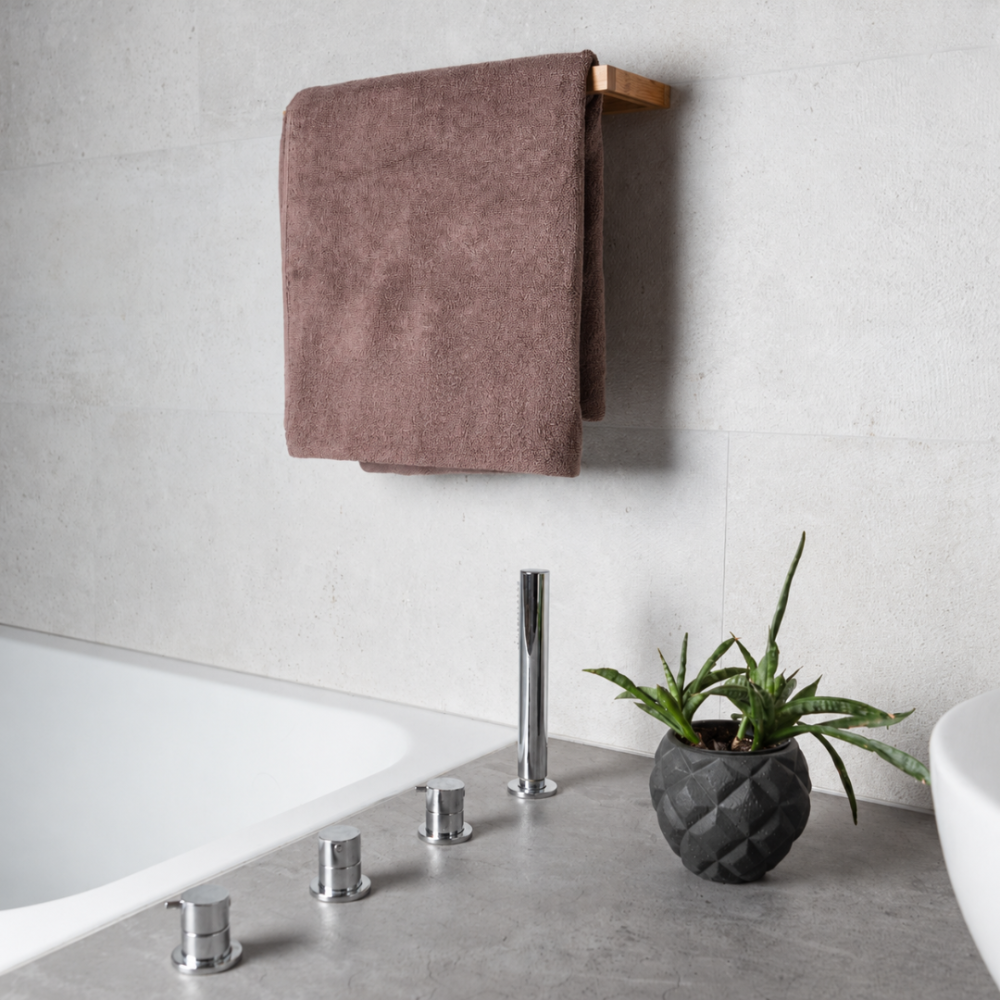 Badetuch „Light Brown towel“, 70x140 cm. Gefaltetes handtuch in graubraunem farbton