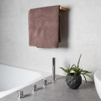Badetuch „Light Brown towel“, 70x140 cm. Gefaltetes handtuch in graubraunem farbton
