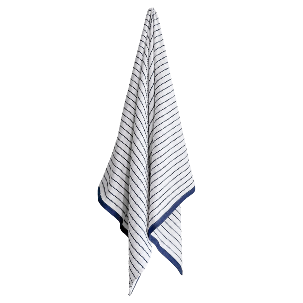 Badetuch „Marine Stripe“, 70x130 cm. Weißes badetuch mit feinen dunkelblauen horizontalen streifen Badetuch „Marine Stripe“, 70x130 cm. Weißes badetuch mit feinen dunkelblauen horizontalen streifen