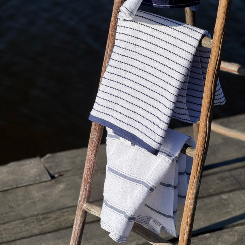Badetuch „Marine Stripe“, 70x130 cm. Gestreiftes weißes badetuch mit dunkelblauer einfassung Badetuch „Marine Stripe“, 70x130 cm. Gestreiftes weißes badetuch mit dunkelblauer einfassung