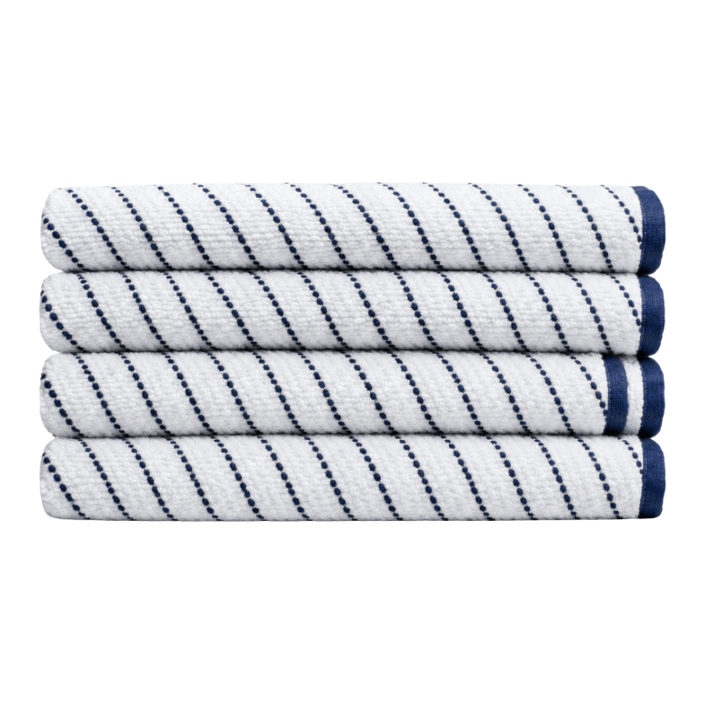 Badetuch „Marine Stripe“, 70x130 cm. Weißes badetuch mit feinen dunkelblauen streifen und blauem rand. Badetuch „Marine Stripe“, 70x130 cm. Weißes badetuch mit feinen dunkelblauen streifen und blauem rand.