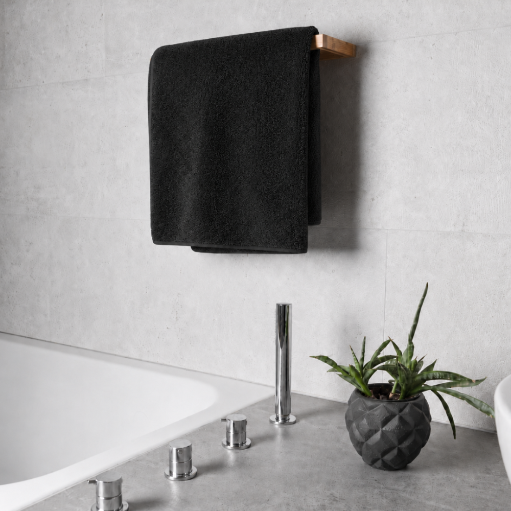 Badetuch „Obsidian Softness“, 70x140 cm. Schwarze handtücher im minimalistischen design mit glattem rand