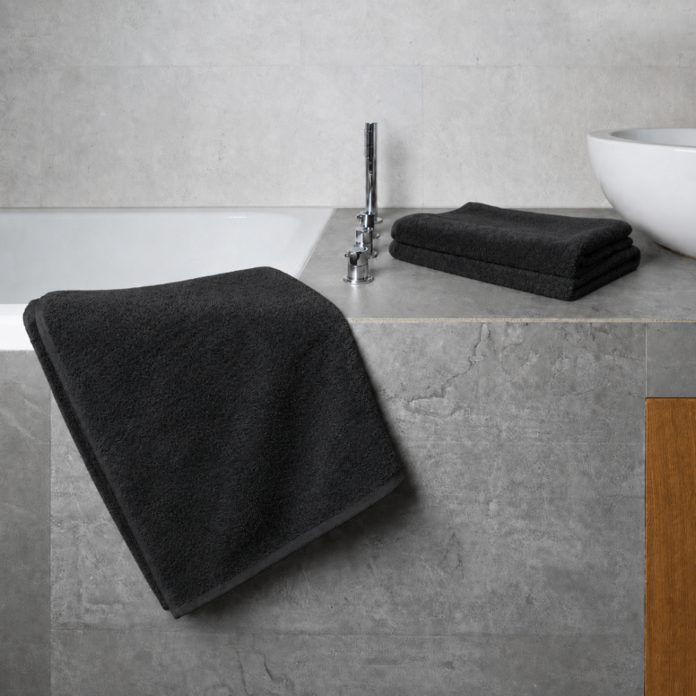 Badetuch „Obsidian Softness“, 70x140 cm. Elegante schwarze handtücher mit dezenter stoffstruktur