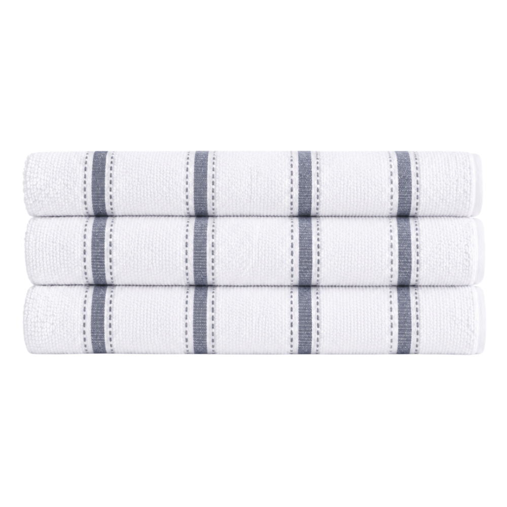 Badetuch „Pebble Stripe“, 70x130 cm. Weißes badetuch mit feinen grauen vertikalen streifen Badetuch „Pebble Stripe“, 70x130 cm. Weißes badetuch mit feinen grauen vertikalen streifen