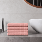 Badetuch „Royal Coral towel“, 70x140 cm. Puderrosa badetuch mit einer dekorativen bordüre. Badetuch „Royal Coral towel“, 70x140 cm. Puderrosa badetuch mit einer dekorativen bordüre.