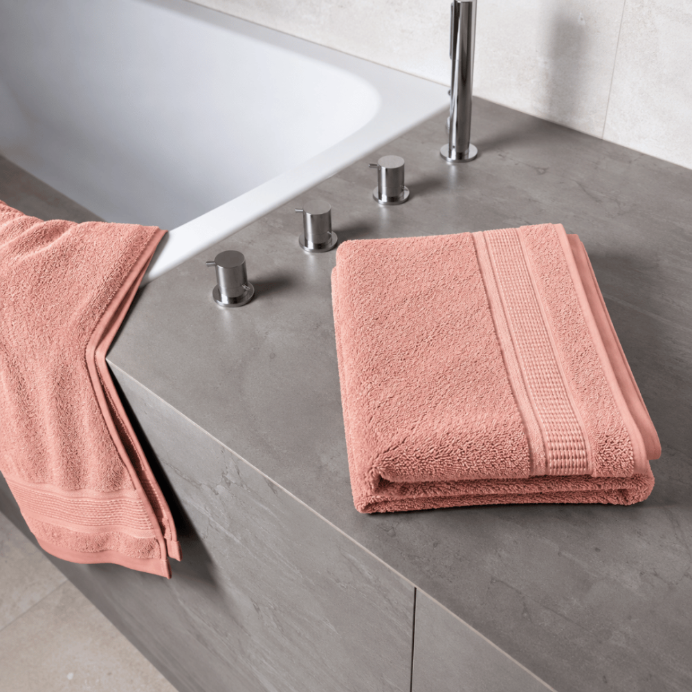 Badetuch „Royal Coral towel“, 70x140 cm. Pastellrosa badetuch mit strukturierter oberfläche und dekorativem rand. Badetuch „Royal Coral towel“, 70x140 cm. Pastellrosa badetuch mit strukturierter oberfläche und dekorativem rand.