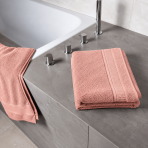 Badetuch „Royal Coral towel“, 70x140 cm. Pastellrosa badetuch mit strukturierter oberfläche und dekorativem rand. Badetuch „Royal Coral towel“, 70x140 cm. Pastellrosa badetuch mit strukturierter oberfläche und dekorativem rand.