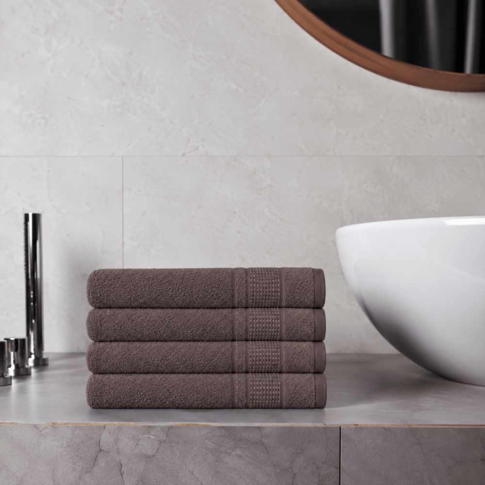 Badetuch „Royal Brown towel“, 70x140 cm. Tiefbraunes badetuch mit dekorativer gestreifter bordüre. Badetuch „Royal Brown towel“, 70x140 cm. Tiefbraunes badetuch mit dekorativer gestreifter bordüre.