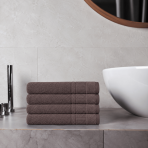 Badetuch „Royal Brown towel“, 70x140 cm. Tiefbraunes badetuch mit dekorativer gestreifter bordüre. Badetuch „Royal Brown towel“, 70x140 cm. Tiefbraunes badetuch mit dekorativer gestreifter bordüre.