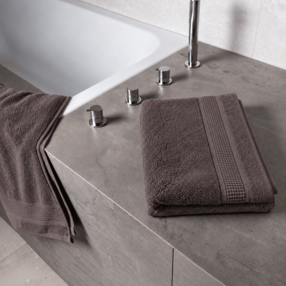 Badetuch „Royal Brown towel“, 70x140 cm. Braunes badetuch mit strukturierter oberfläche und dekorativem rand. Badetuch „Royal Brown towel“, 70x140 cm. Braunes badetuch mit strukturierter oberfläche und dekorativem rand.