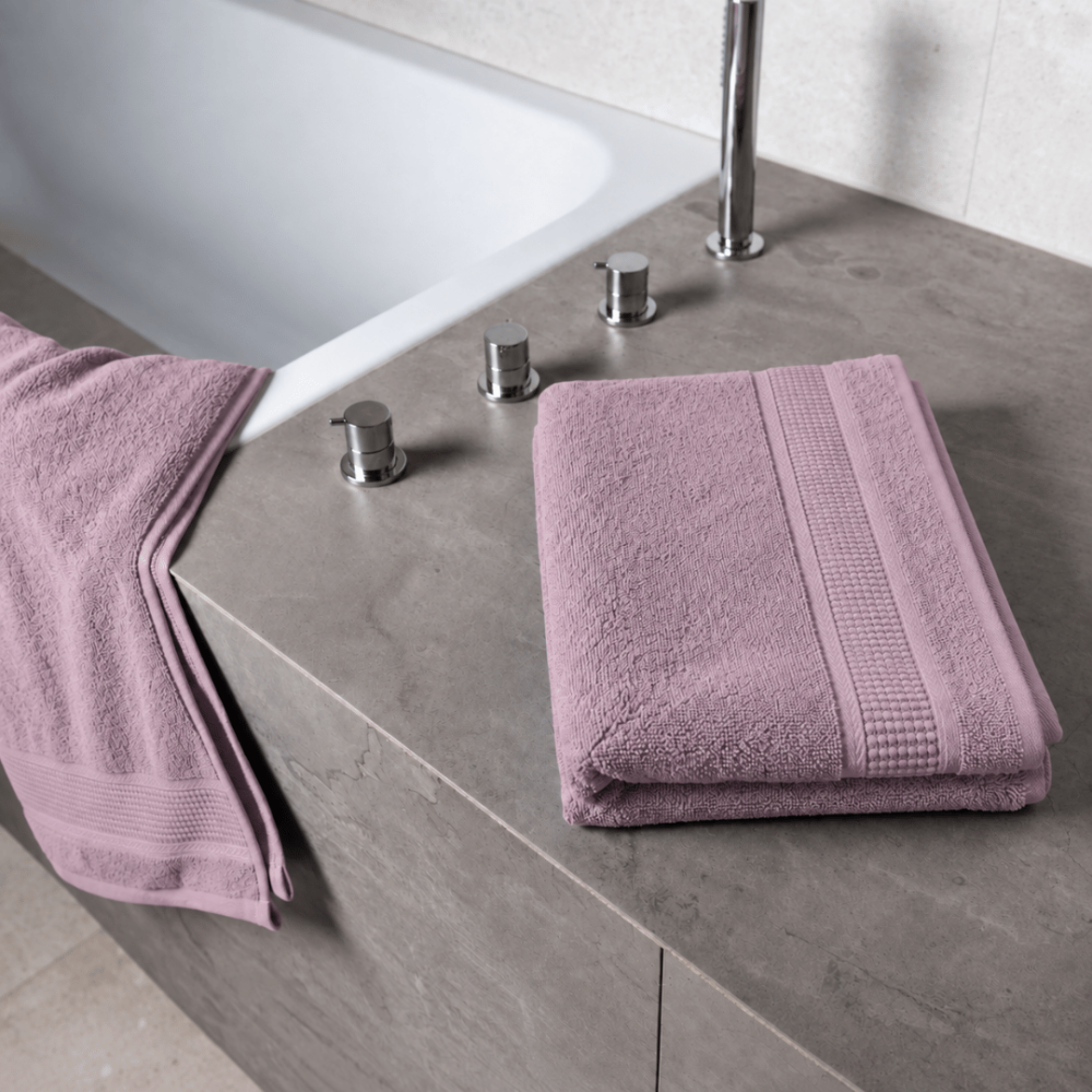 Badetuch „Royal Grape towel“, 70x140 cm. Violettes badetuch mit strukturierter oberfläche und dekorativem rand. Badetuch „Royal Grape towel“, 70x140 cm. Violettes badetuch mit strukturierter oberfläche und dekorativem rand.