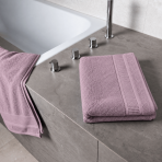 Badetuch „Royal Grape towel“, 70x140 cm. Violettes badetuch mit strukturierter oberfläche und dekorativem rand. Badetuch „Royal Grape towel“, 70x140 cm. Violettes badetuch mit strukturierter oberfläche und dekorativem rand.
