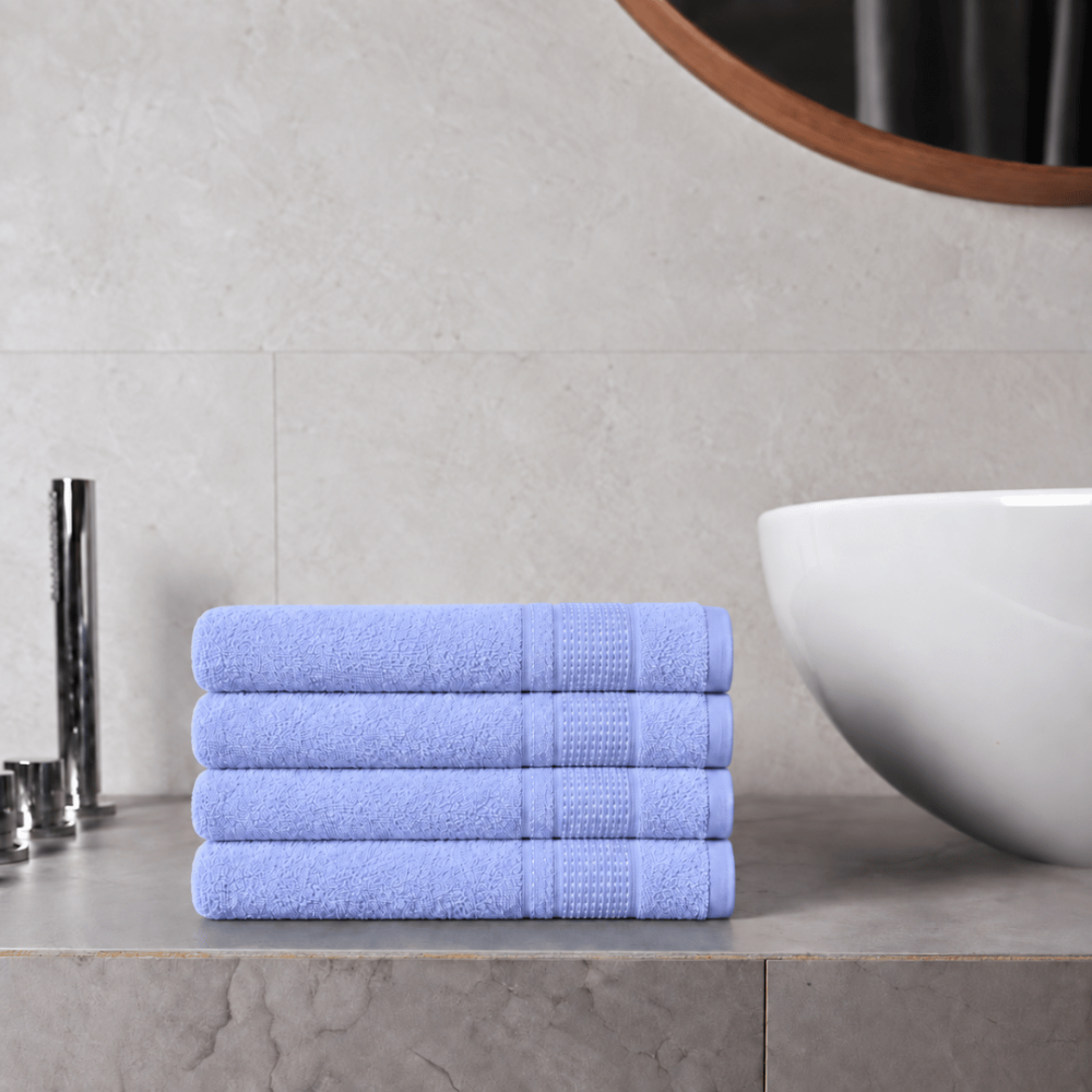 Badetuch „Royal Lilac towel“, 70x140 cm. Zartblaues badetuch mit einer dekorativen gestreiften bordüre. Badetuch „Royal Lilac towel“, 70x140 cm. Zartblaues badetuch mit einer dekorativen gestreiften bordüre.