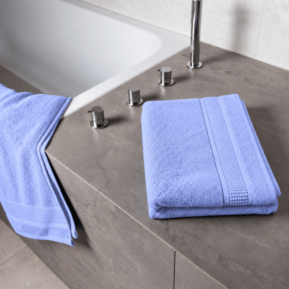 Badetuch „Royal Lilac towel“, 70x140 cm. Blaues badetuch mit geprägter oberfläche und dekorativem rand. Badetuch „Royal Lilac towel“, 70x140 cm. Blaues badetuch mit geprägter oberfläche und dekorativem rand.
