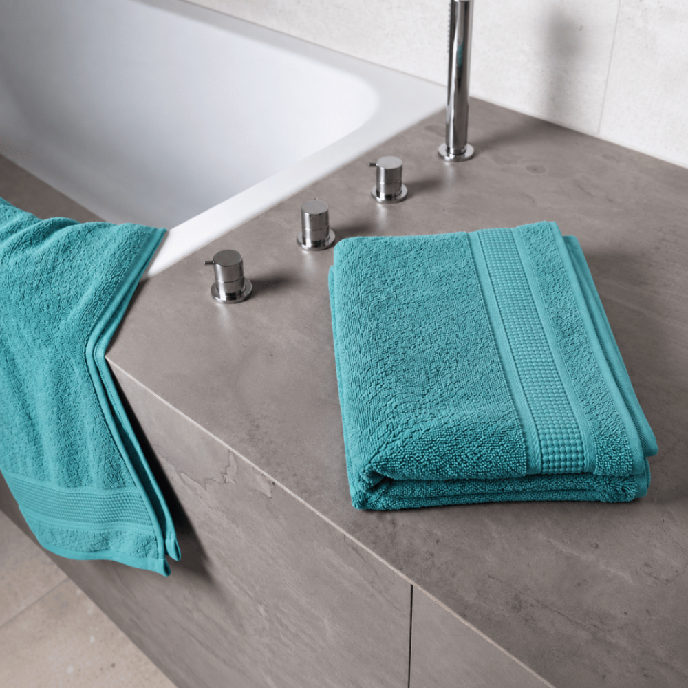 Badetuch „Royal Turquoise towel“, 70x140 cm. Badetuch in türkis mit strukturierter oberfläche und dekorativem rand. Badetuch „Royal Turquoise towel“, 70x140 cm. Badetuch in türkis mit strukturierter oberfläche und dekorativem rand.