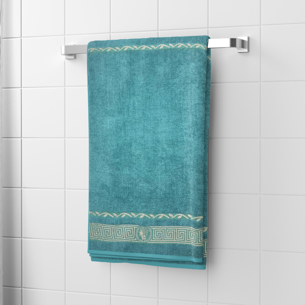 Badetuch „Seafoam olympian“. Badetücher, 70x140 cm. Türkisfarbenes handtuch mit griechischem goldornament am unteren rand Badetuch „Seafoam olympian“. Badetücher, 70x140 cm. Türkisfarbenes handtuch mit griechischem goldornament am unteren rand