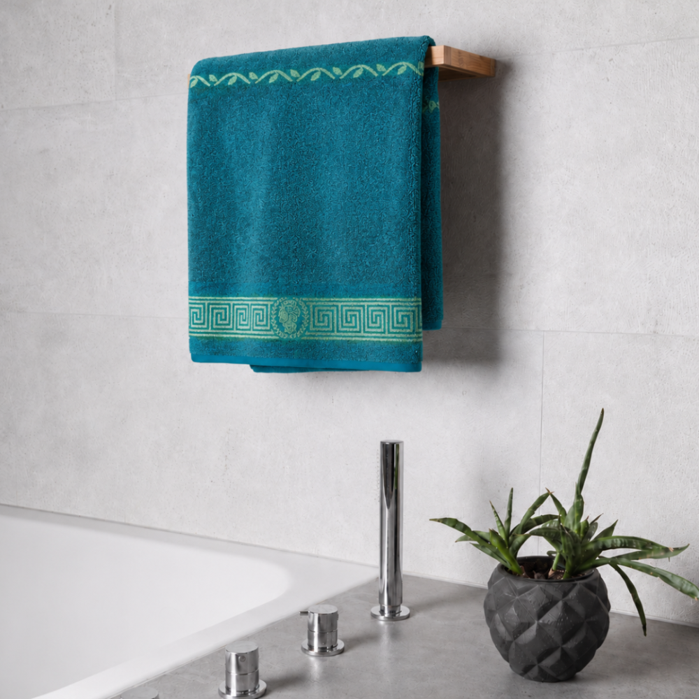 Badetuch „Teal olympian“, 50x100 cm, 70x140 cm. Elegantes türkisfarbenes handtuch, das eine gemütliche und luxuriöse atmosphäre im badezimmer schafft.
