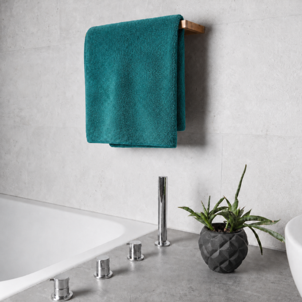 Badetuch „Teal Softness“, 70x140 cm. Kräftig blaugrüne handtücher mit dezenter reliefstruktur Badetuch „Teal Softness“, 70x140 cm. Kräftig blaugrüne handtücher mit dezenter reliefstruktur