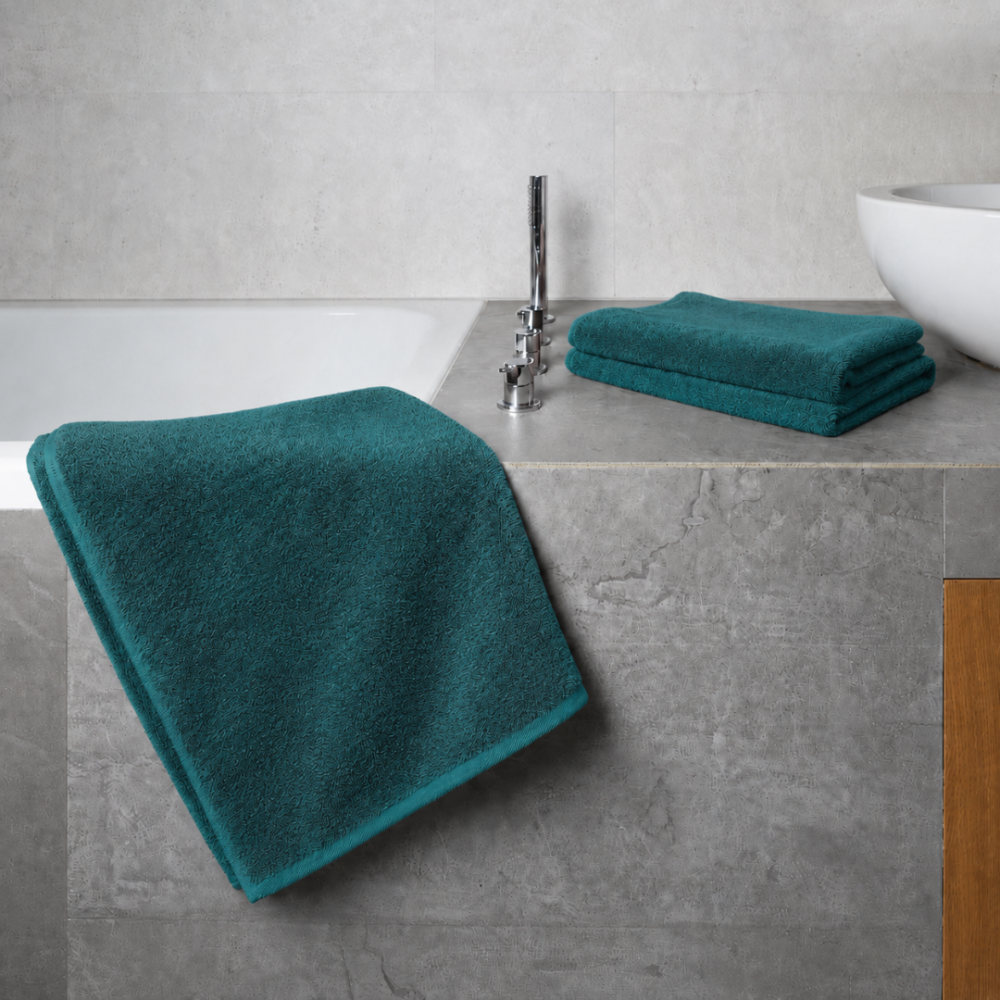 Badetuch „Teal Softness“, 70x140 cm. Elegante dunkeltürkise handtücher mit dichter textur Badetuch „Teal Softness“, 70x140 cm. Elegante dunkeltürkise handtücher mit dichter textur