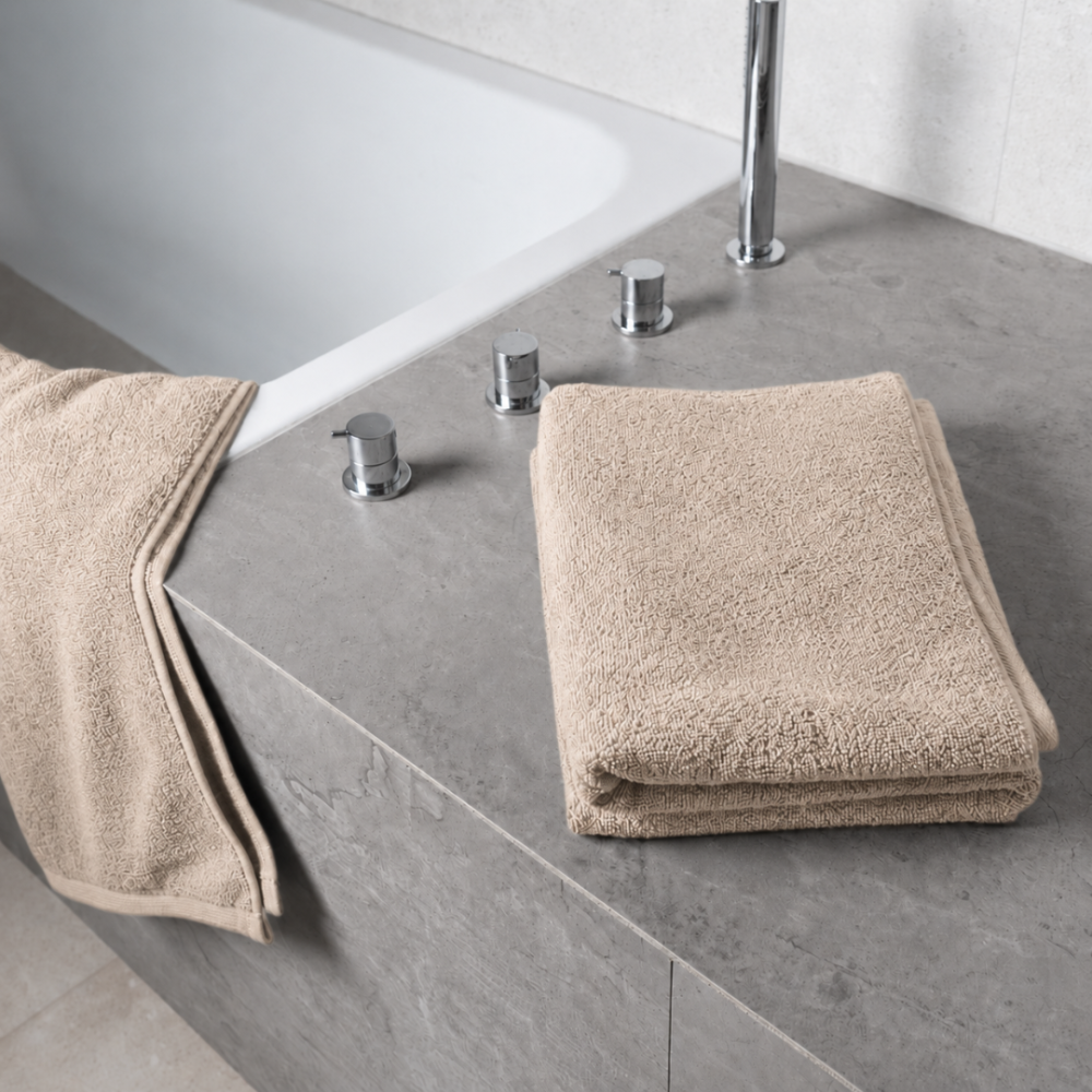 Badetuch „Toffee towel“, 70x140 cm. Gefaltetes handtuch in cremig-sandbeiger farbe Badetuch „Toffee towel“, 70x140 cm. Gefaltetes handtuch in cremig-sandbeiger farbe