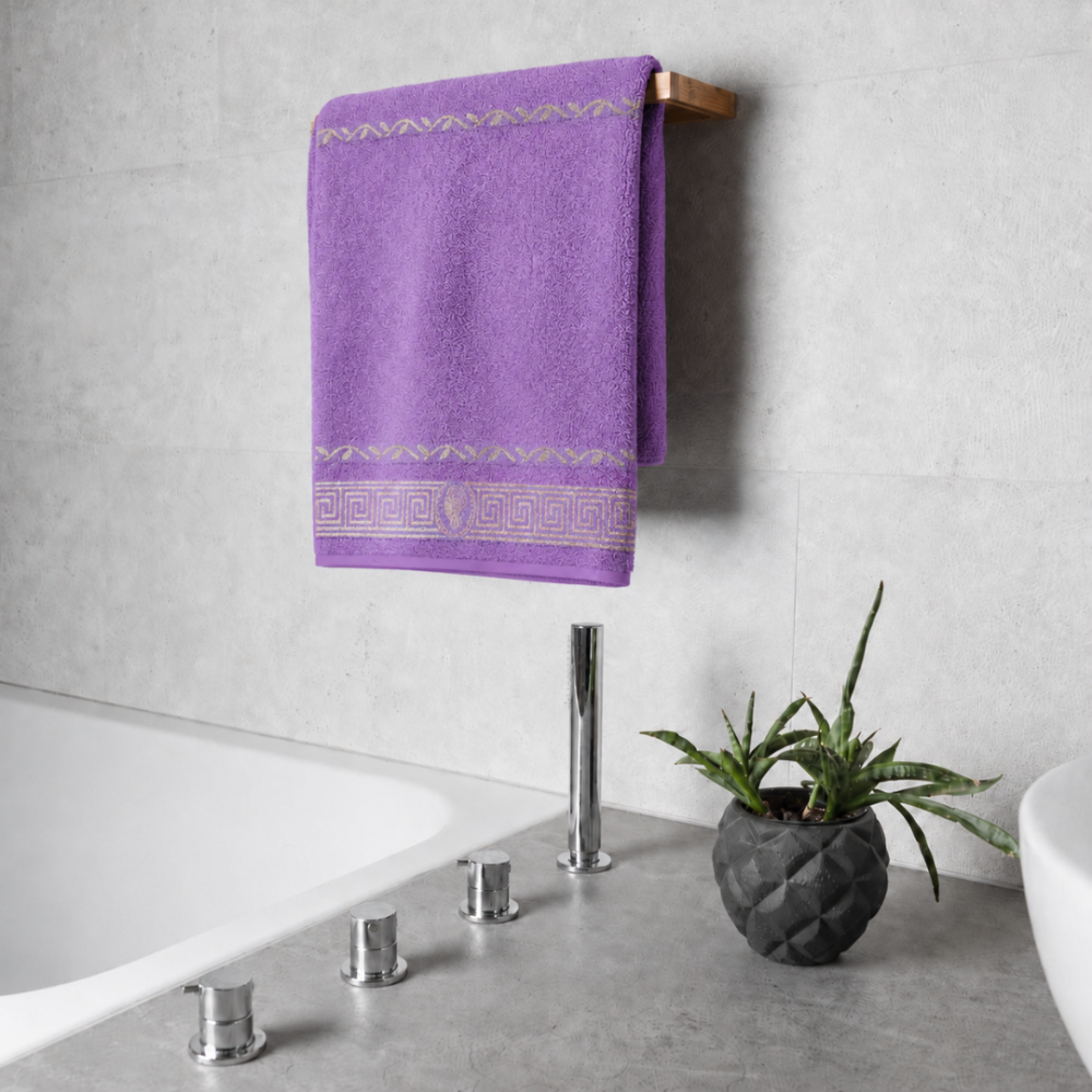 Badetuch „Violet olympian“, 50x100 cm, 70x140 cm. Elegantes handtuch, das eine gemütliche und stilvolle atmosphäre im badezimmer schafft.